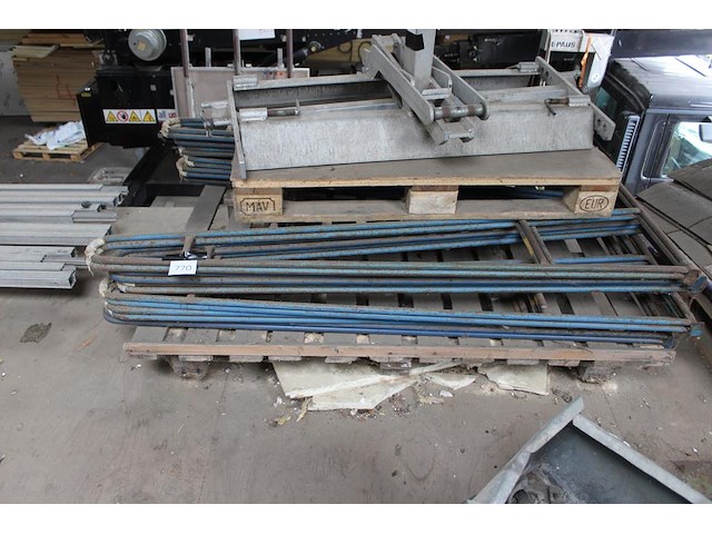 Zes metalen schragen 175 cm hoog. - afbeelding 1 van  2