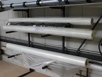 Zes rollen met diverse foliën w.o. zwart gevouwen folie, crossofol en foam. - afbeelding 1 van  3