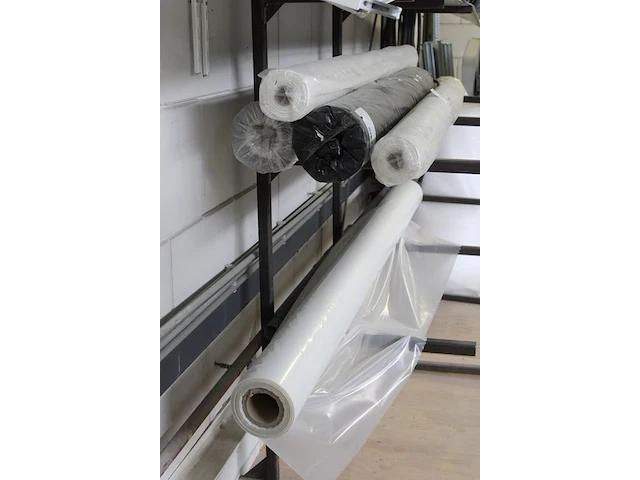 Zes rollen met diverse foliën w.o. zwart gevouwen folie, crossofol en foam. - afbeelding 3 van  3