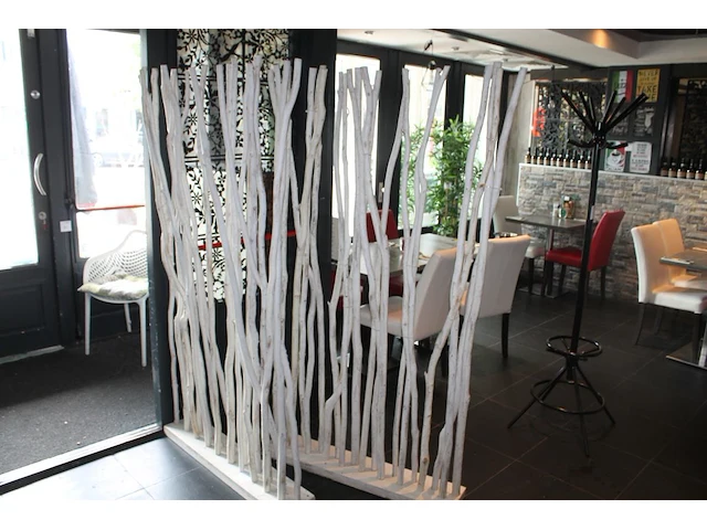 Zes roomdividers met houten takken. afmeting per divider 100 x 185 cm. - afbeelding 1 van  4