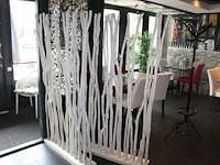 Zes roomdividers met houten takken. afmeting per divider 100 x 185 cm. - afbeelding 1 van  4