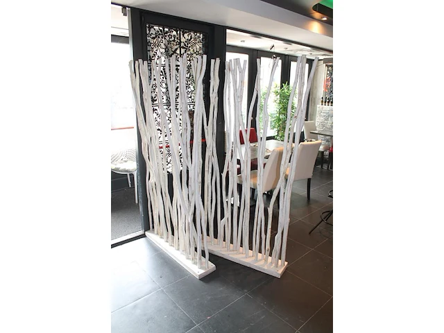Zes roomdividers met houten takken. afmeting per divider 100 x 185 cm. - afbeelding 2 van  4