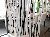 Zes roomdividers met houten takken. afmeting per divider 100 x 185 cm. - afbeelding 2 van  4