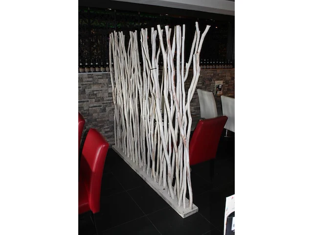 Zes roomdividers met houten takken. afmeting per divider 100 x 185 cm. - afbeelding 3 van  4