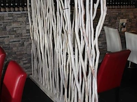 Zes roomdividers met houten takken. afmeting per divider 100 x 185 cm. - afbeelding 3 van  4