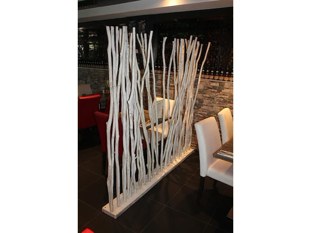 Zes roomdividers met houten takken. afmeting per divider 100 x 185 cm. - afbeelding 4 van  4