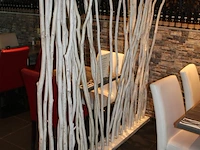 Zes roomdividers met houten takken. afmeting per divider 100 x 185 cm. - afbeelding 4 van  4