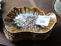 Zes schalen in bladvorm en lengte ca. 29 cm. - afbeelding 2 van  2