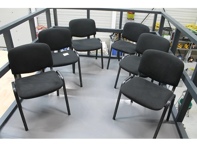 Zes stapelbare magazijnstoelen. - afbeelding 1 van  2