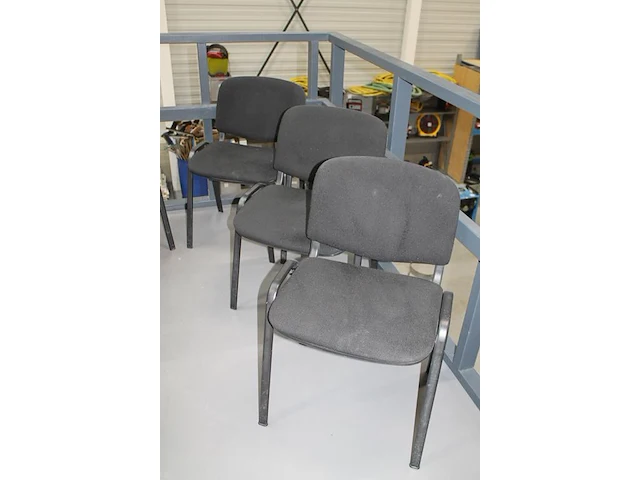 Zes stapelbare magazijnstoelen. - afbeelding 2 van  2