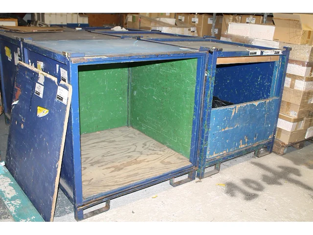 Zes transportboxen 120 x 120 x 120 cm met metalen frame en heftrucklepelgaten deels gevuld met grote hoevee... - afbeelding 1 van  2