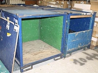 Zes transportboxen 120 x 120 x 120 cm met metalen frame en heftrucklepelgaten deels gevuld met grote hoevee... - afbeelding 1 van  2