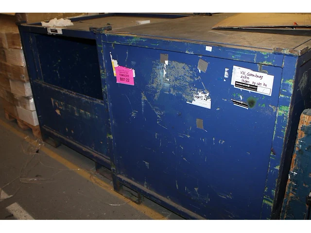 Zes transportboxen 120 x 120 x 120 cm met metalen frame en heftrucklepelgaten deels gevuld met grote hoevee... - afbeelding 2 van  2