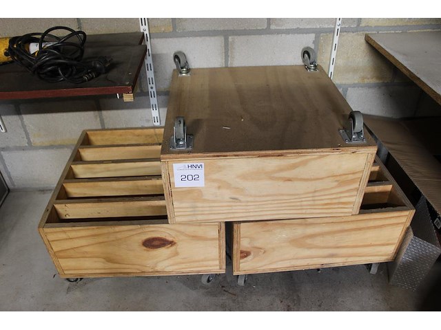 Zes verrijdbare houten kratten. afmeting 50 x 50 x 29 cm. - afbeelding 1 van  2