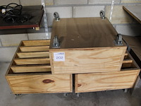 Zes verrijdbare houten kratten. afmeting 50 x 50 x 29 cm.