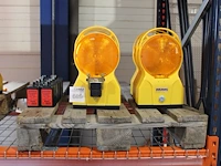Zes waarschuwingslampen led wemas oranje met accu's met 1 sleutel. - afbeelding 1 van  2
