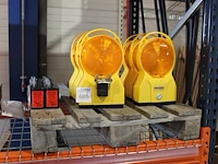 Zes waarschuwingslampen led wemas oranje met accu's met 1 sleutel. - afbeelding 2 van  2