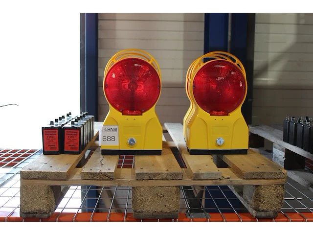 Zes waarschuwingslampen led wemas rood met accu's met 1 sleutel. - afbeelding 1 van  2