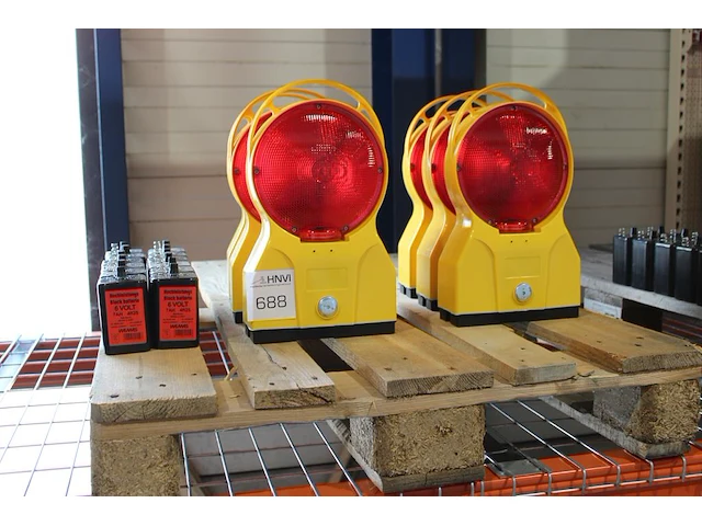 Zes waarschuwingslampen led wemas rood met accu's met 1 sleutel. - afbeelding 2 van  2