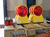 Zes waarschuwingslampen led wemas rood met accu's met 1 sleutel. - afbeelding 2 van  2