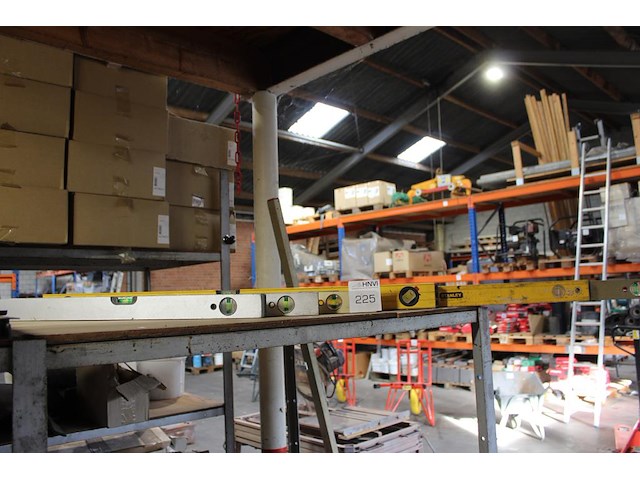 Zes waterpassen w.o. lengtes 60 en 180 cm. - afbeelding 1 van  2