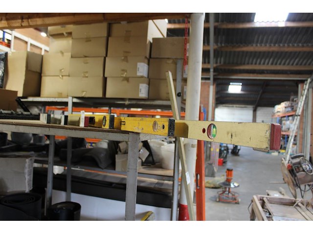 Zes waterpassen w.o. lengtes 60 en 180 cm. - afbeelding 2 van  2