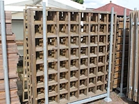 Zestien houten tuinschermen in metalen bok wo 90 x 180 en 180 x 180 cm. let op: exclusief metalen bok. - afbeelding 1 van  3