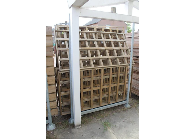 Zestien houten tuinschermen in metalen bok wo 90 x 180 en 180 x 180 cm. let op: exclusief metalen bok. - afbeelding 3 van  3