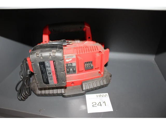 Zesvoudige acculader milwaukee m1418c6 met een 18 v 4 ah accu. - afbeelding 1 van  2