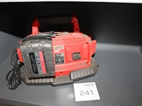 Zesvoudige acculader milwaukee m1418c6 met een 18 v 4 ah accu.