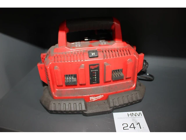Zesvoudige acculader milwaukee m1418c6 met een 18 v 4 ah accu. - afbeelding 2 van  2