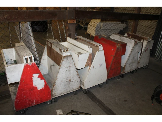 Zeven bandoleerwagentjes, bandoleermaterialen ontbreken. - afbeelding 1 van  1