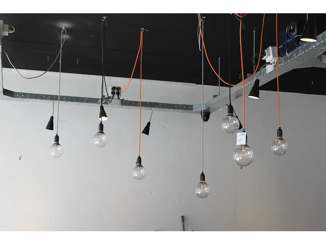 Zeven bolhanglampen. let op! lampen hangen aan het plafond en dienen door uzelf verwijderd te worden. - afbeelding 1 van  2