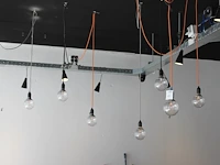 Zeven bolhanglampen. let op! lampen hangen aan het plafond en dienen door uzelf verwijderd te worden. - afbeelding 1 van  2