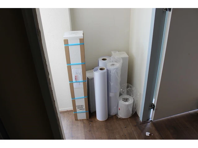 Zeven (deels aangebroken) rollen fotopapier rocket pe250 satin in diverse maten en uitvoeringen. - afbeelding 1 van  4