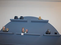 Zeven diverse vazen op 5 schappen. - afbeelding 1 van  3