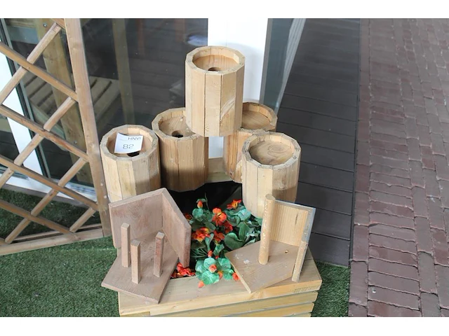 Zeven diverse vogelaccessoires wo vogelhuisjes. - afbeelding 1 van  2