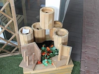 Zeven diverse vogelaccessoires wo vogelhuisjes. - afbeelding 1 van  2