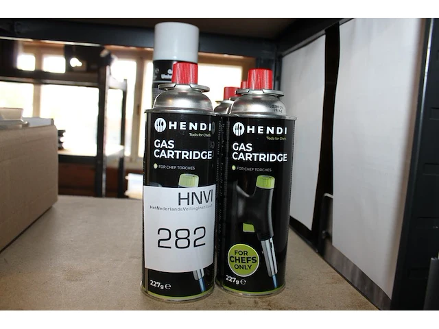 Zeven gascartridges hendi op schap.. - afbeelding 1 van  2