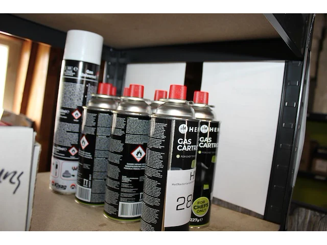 Zeven gascartridges hendi op schap.. - afbeelding 2 van  2