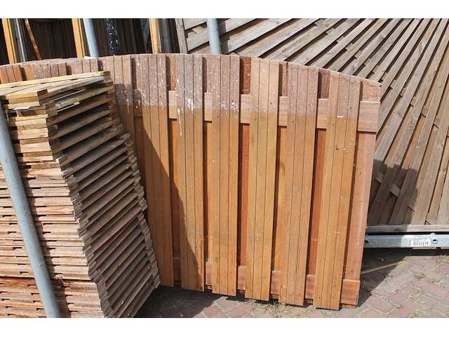 Zeven hardhouten getoogde tuinhekken in metalen bok. afmeting 180 x 125 cm. - afbeelding 1 van  3