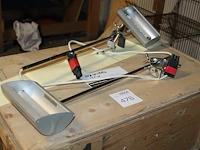 Zeven houten kisten in twee uitvoeringen waaronder 76 x 52 x 27 cm deels gevuld met pendelarmaturen met toe... - afbeelding 1 van  4