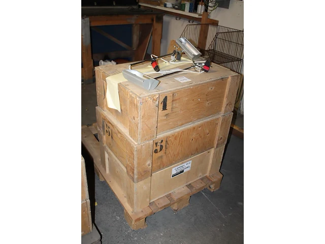 Zeven houten kisten in twee uitvoeringen waaronder 76 x 52 x 27 cm deels gevuld met pendelarmaturen met toe... - afbeelding 2 van  4