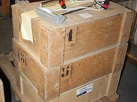Zeven houten kisten in twee uitvoeringen waaronder 76 x 52 x 27 cm deels gevuld met pendelarmaturen met toe... - afbeelding 2 van  4