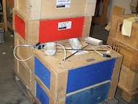 Zeven houten kisten in twee uitvoeringen waaronder 76 x 52 x 27 cm deels gevuld met pendelarmaturen met toe... - afbeelding 4 van  4