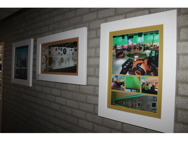 Zeven lijsten met beursprints en reclameopdruk. afmetingen twee maal 72 x 72 cm en drie maal 65 x 85 cm en ... - afbeelding 1 van  5