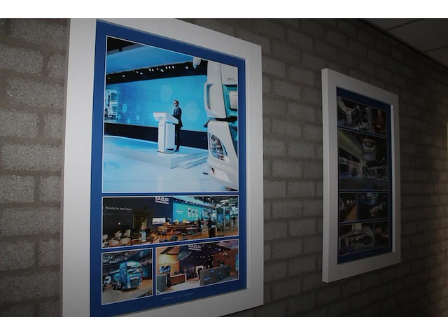 Zeven lijsten met beursprints en reclameopdruk. afmetingen twee maal 72 x 72 cm en drie maal 65 x 85 cm en ... - afbeelding 2 van  5