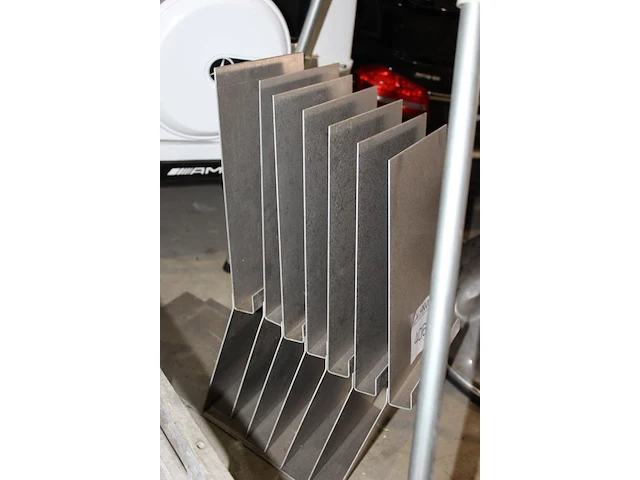 Zeven metalen standaards. hoogte 50 cm - afbeelding 2 van  2