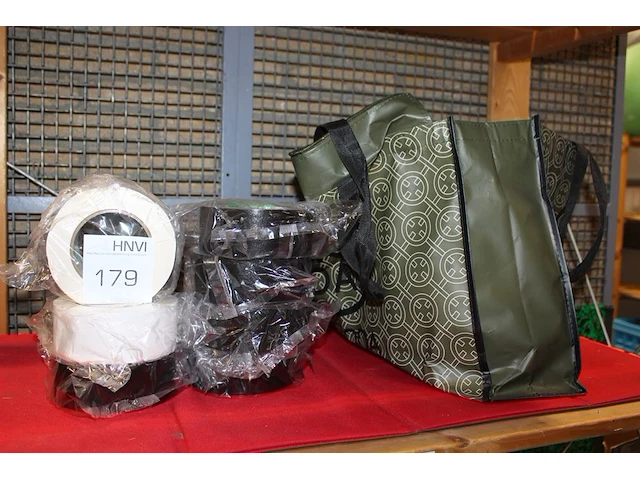 Zeven rollen ducttape. - afbeelding 1 van  2