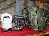 Zeven rollen ducttape. - afbeelding 1 van  2